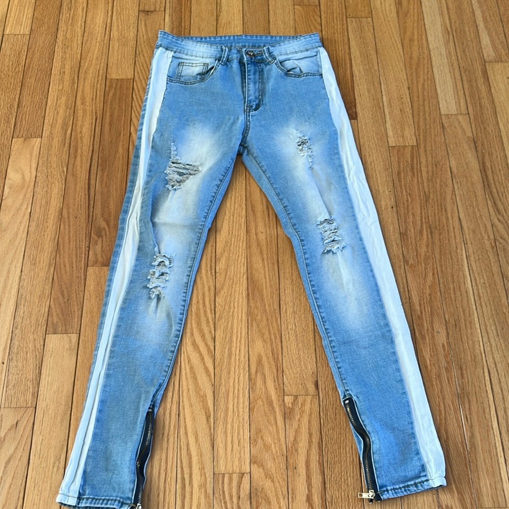 Strechy material, skinny jean with zipper at ankles.   5 pocket, barely worn.